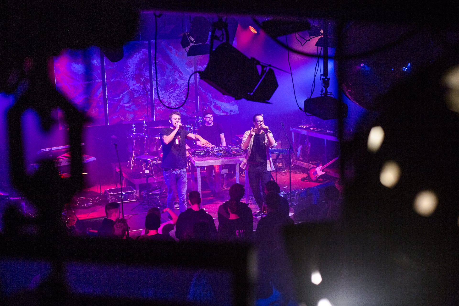 Musiker auf der Bühne mit bunten Lichtern